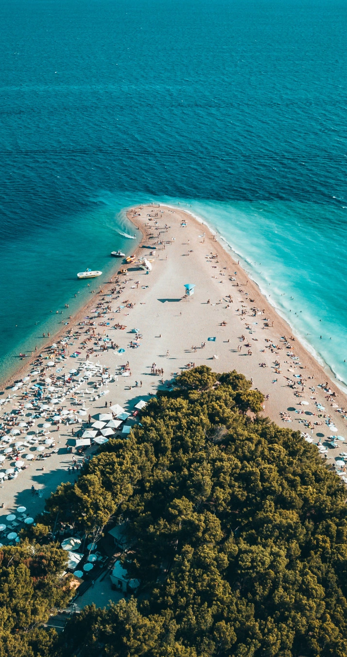 Tengerparti nyaralás türkizkék vízparton